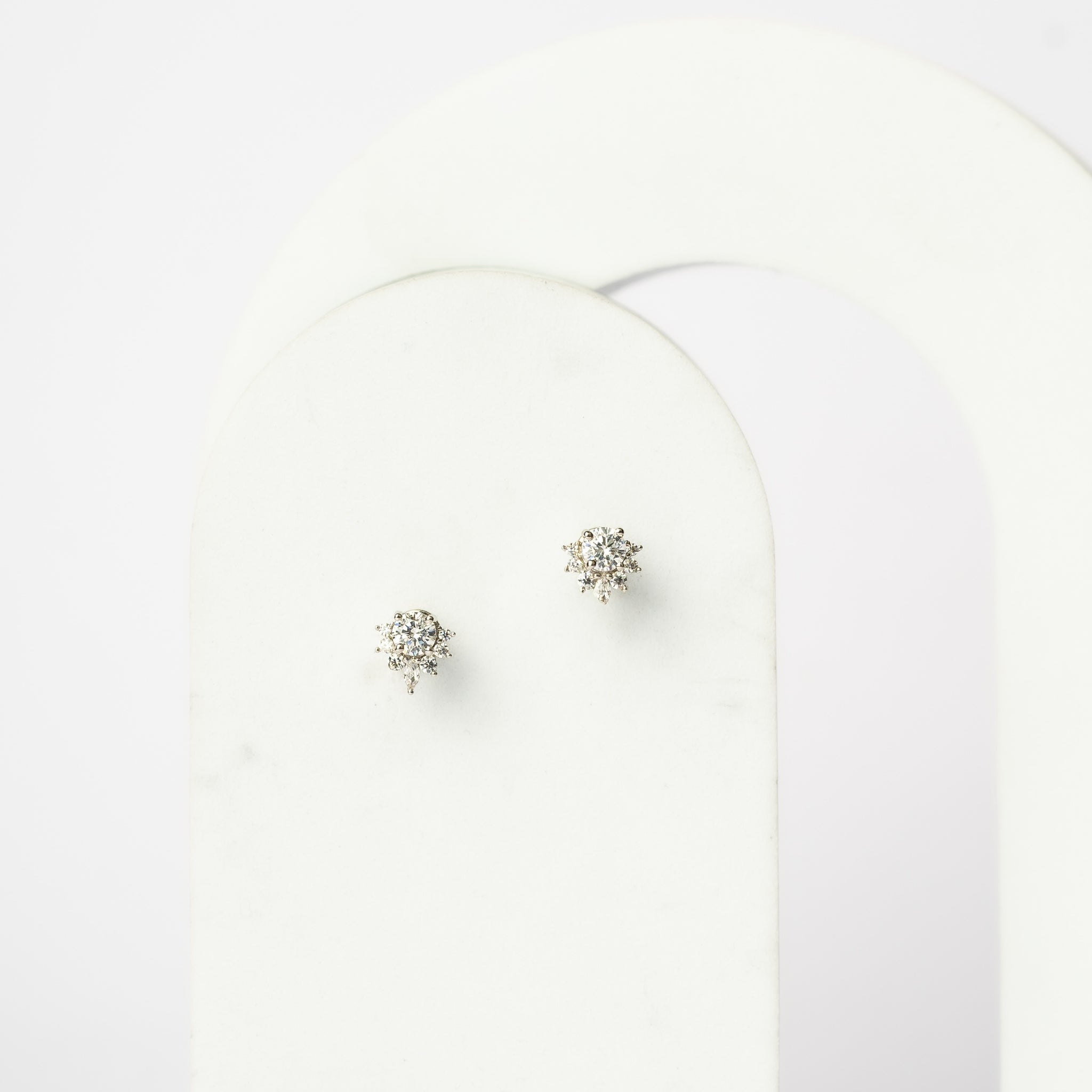 Luxury Floral-Inspired White Gold Silver Diamond Studs Earring For Woman