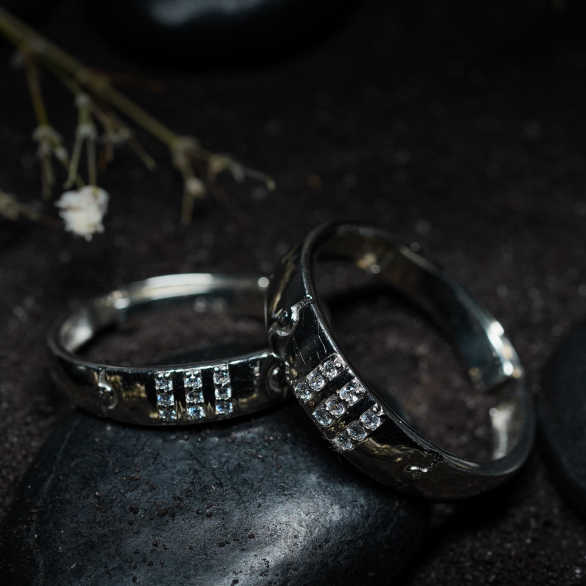 Adjustable Sparkling Diamond-Studded Inlays Couple Rings